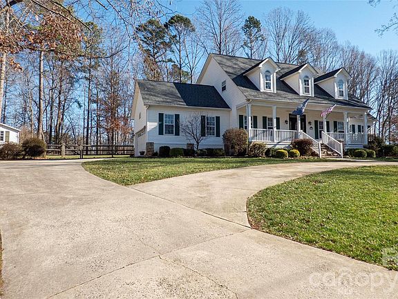 3rd image of 230 Hideaway Ln