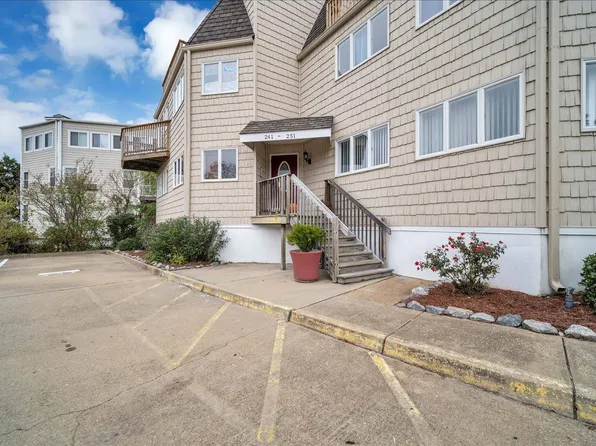 245 Lake Dr, Virginia Beach, VA 23451