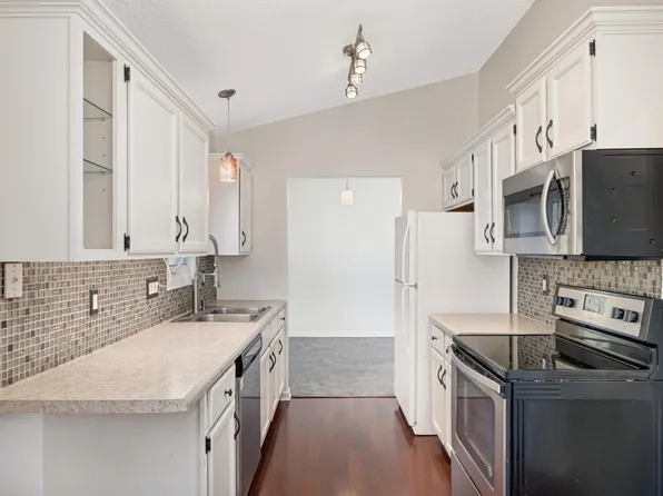 7437 Landau Curv, Bloomington, MN 55438