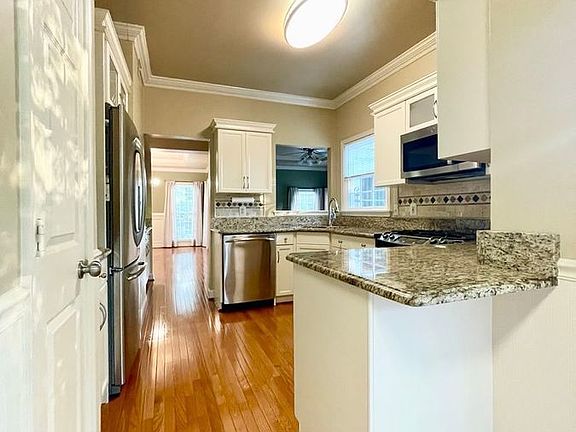 5th image of 12 Westhampton Ct