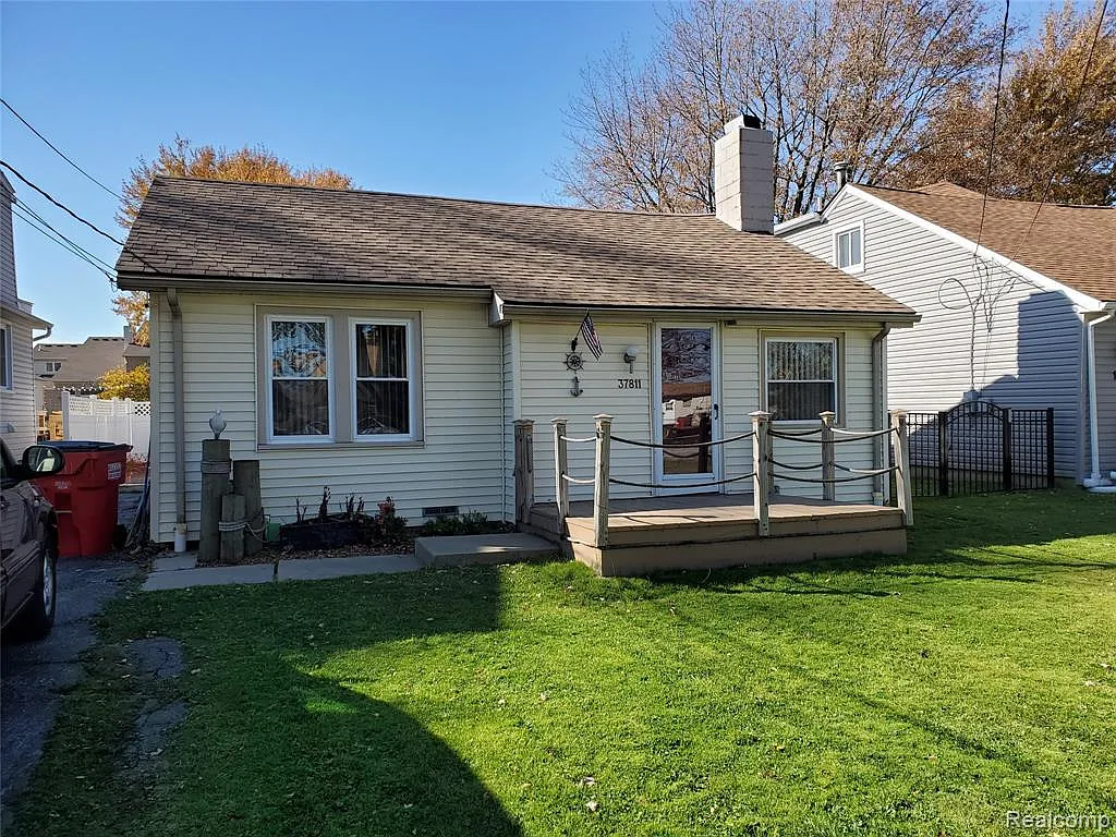 37811 Maplehill St photo 1