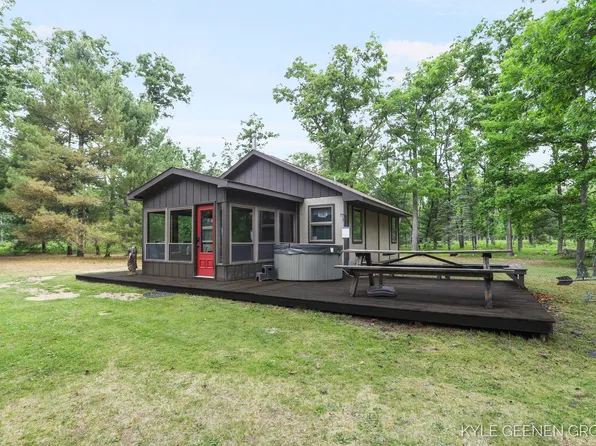 9228 S Star Lake Dr, Baldwin, MI 49304