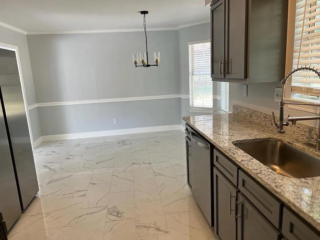 Building Photo - 3233 Autumn Ridge Dr W