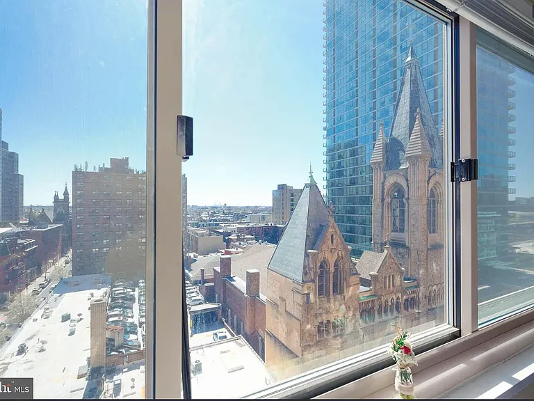2101 Chestnut St #1110 — Photo 3
