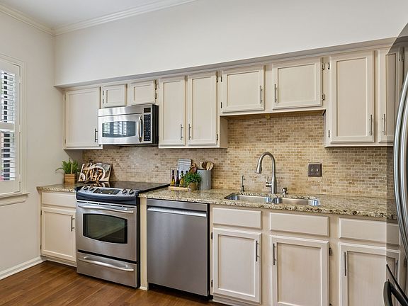 5th image of 220 Westchase Dr