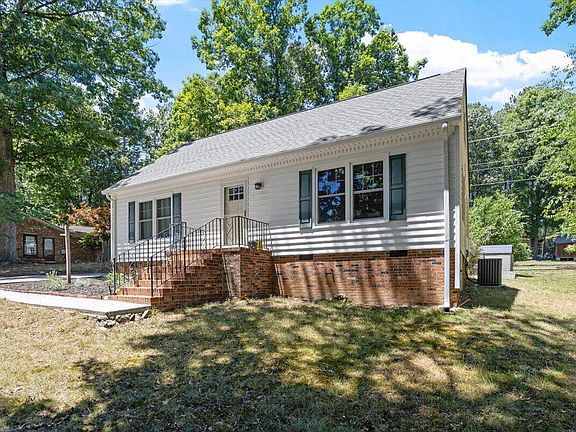 3rd image of 3024 Rosewood Cir