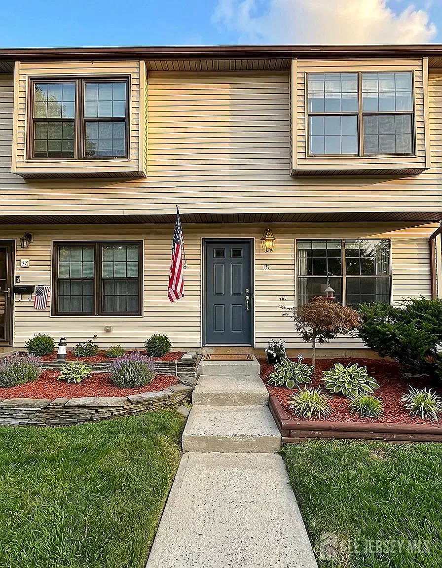 2 bed, 1.5 bath, 1056 sqft, $2,600 — Photo 1
