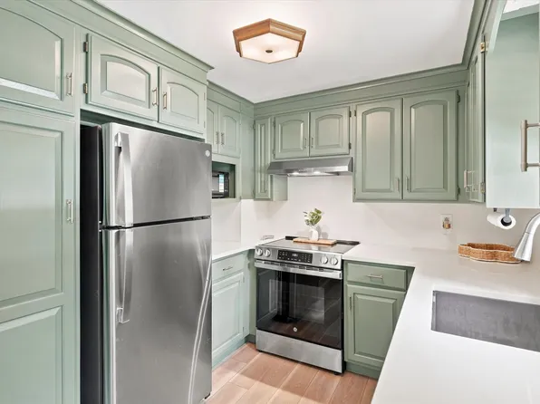 13 Hilltop Dr, Burlington, MA 01803