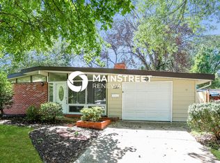 2 Bayberry Ln, Florissant, MO 63033
