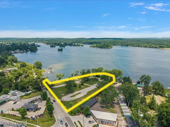 8300 Pontiac Lake Rd, White Lake, MI 48386