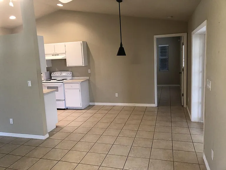 4537 SW 10th Ave — Photo 5