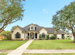 900 N Belle Dr, Angleton, TX 77515