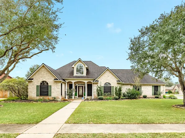 900 N Belle Dr, Angleton, TX 77515