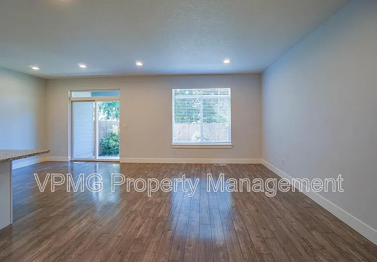 10703 NE 70th St #1 — Photo 5