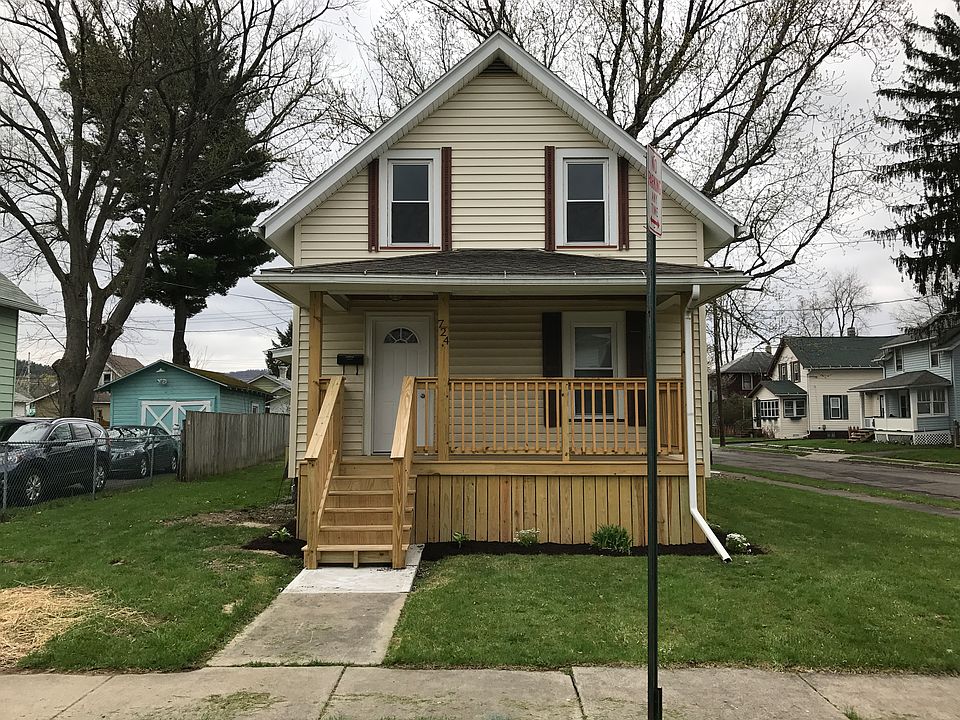 1st image of 724 Elm St