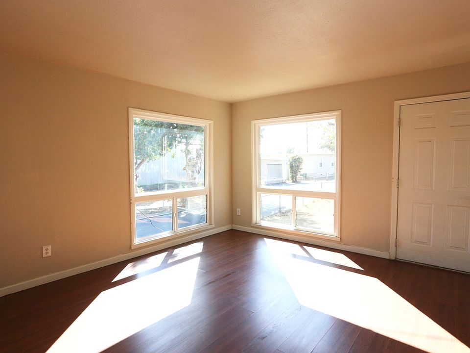 2nd image of 1417 Sweetwater Ln