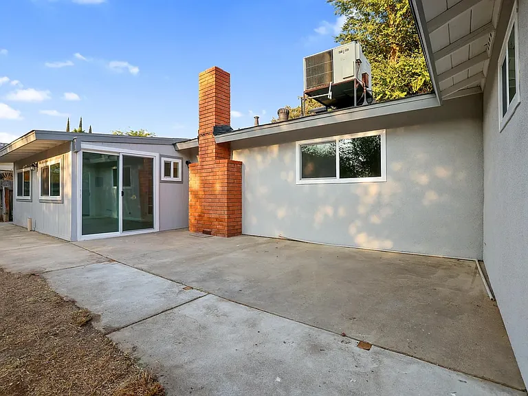 W Tulare Ave — Photo 17