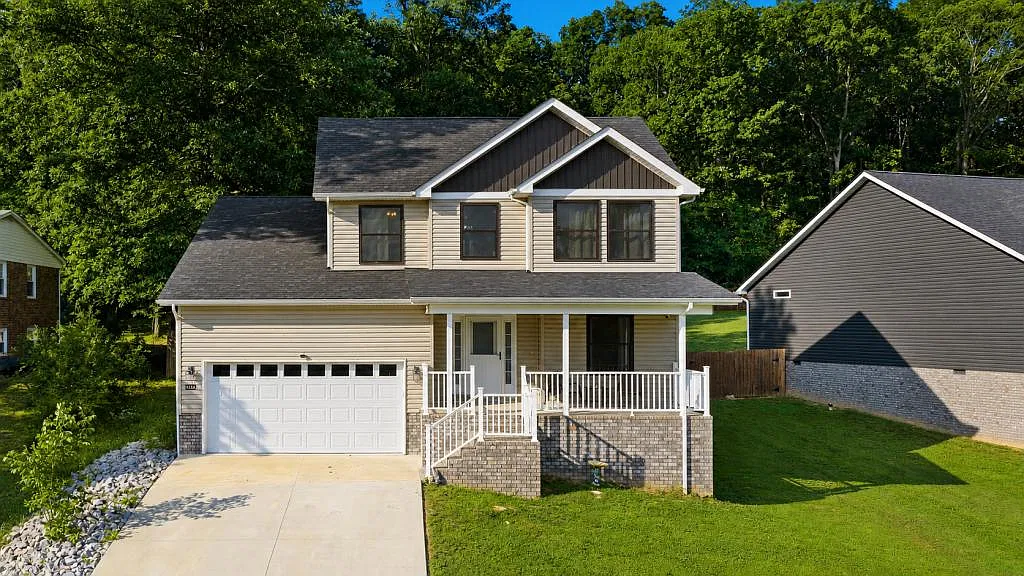 287 Hampton Rd — Photo 1