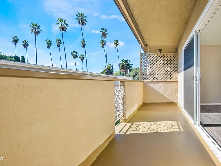 580 N Los Robles Ave #11 — Photo 2