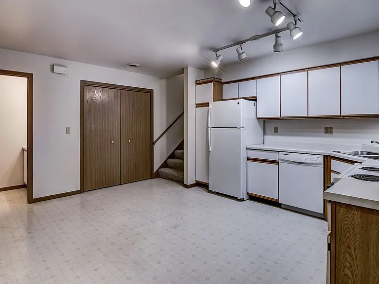 1050 W Hamilton Ave — Photo 5