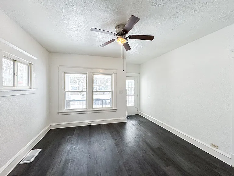 3 bed, 1.0 bath, 1200 sqft, $1,300 — Photo 15