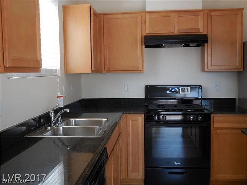 4 bed, 2.5 bath, 2072 sqft, $2,095 — Photo 3