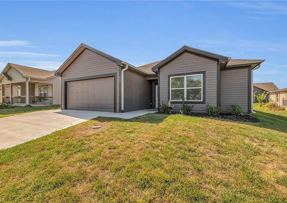 1st image of 407 NE Poplar Ct