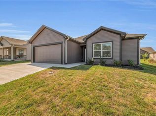 407 NE Poplar Ct, Oak Grove, MO 64075