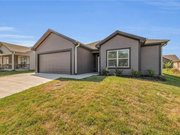 407 NE Poplar Ct, Oak Grove, MO 64075