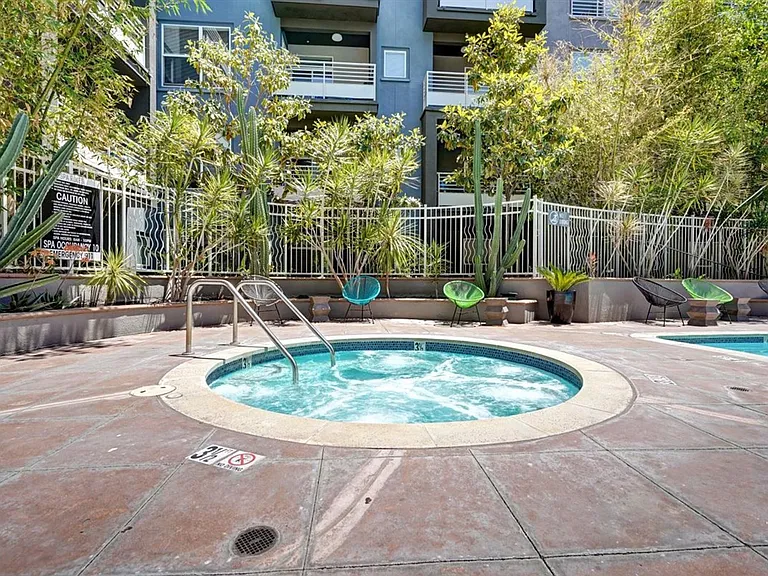 Stadium House Apartments — Photo 18