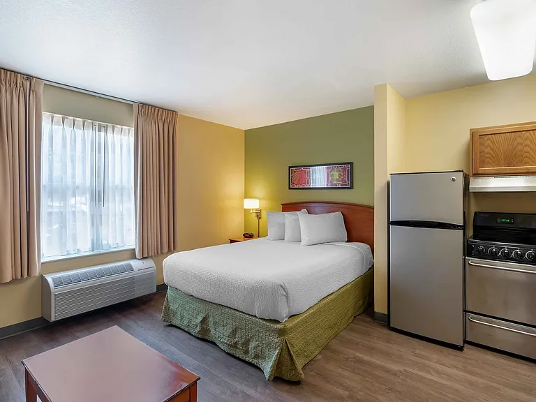 Deluxe Studio - 1 Queen Bed