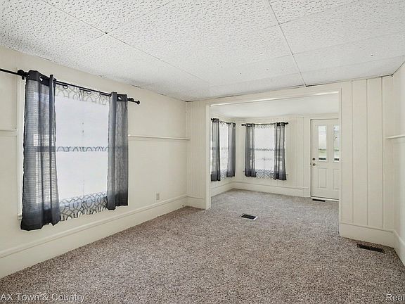 4th image of 2062 Schumacher Ave