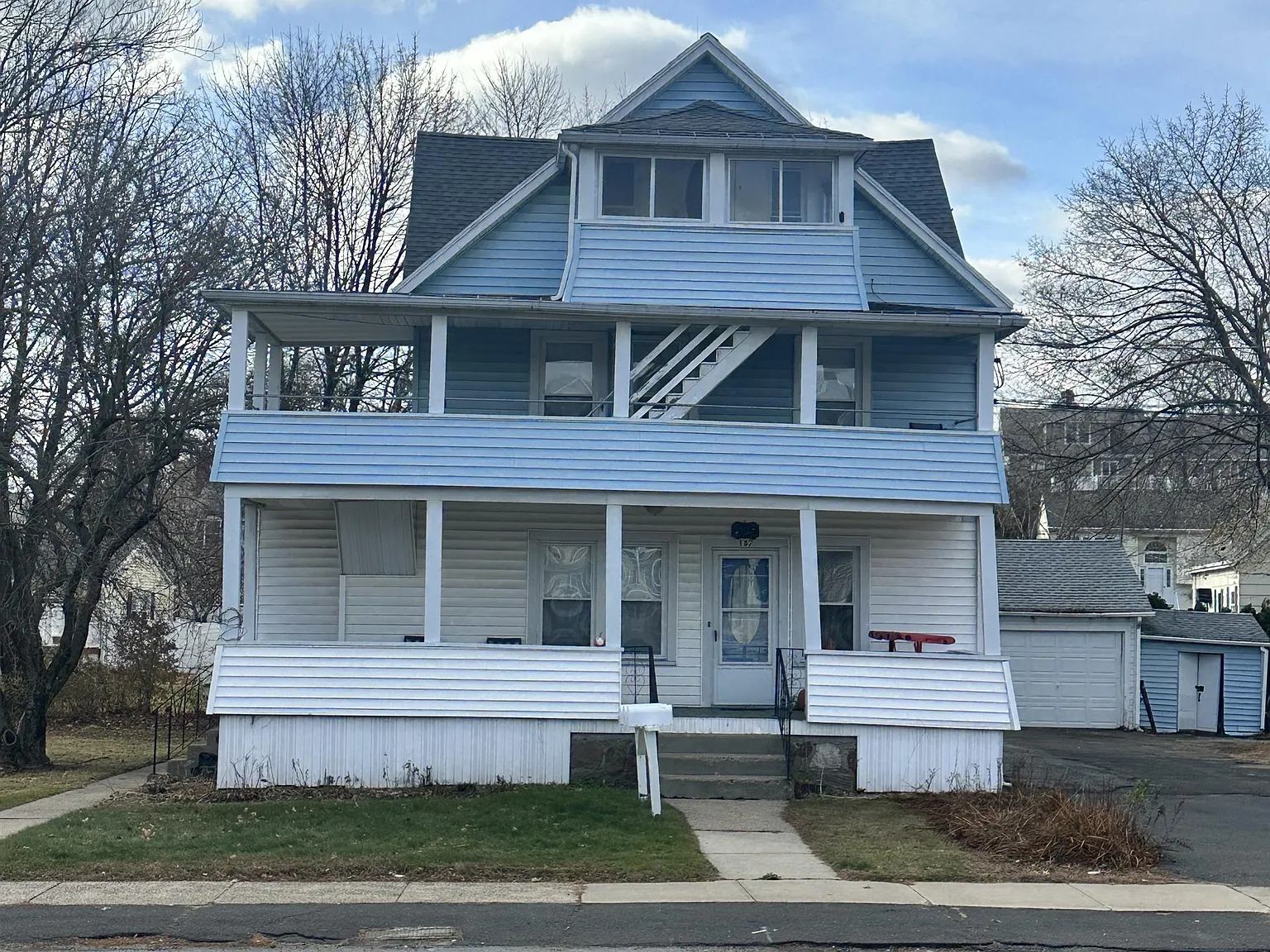 185 - 189 Burlington Ave - 187 — Photo 1