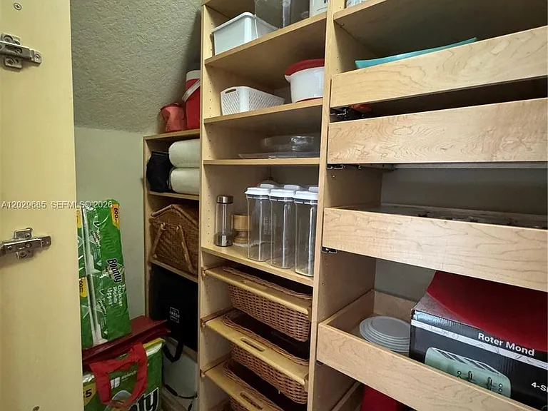 10445 Canterbury Ct — Photo 35