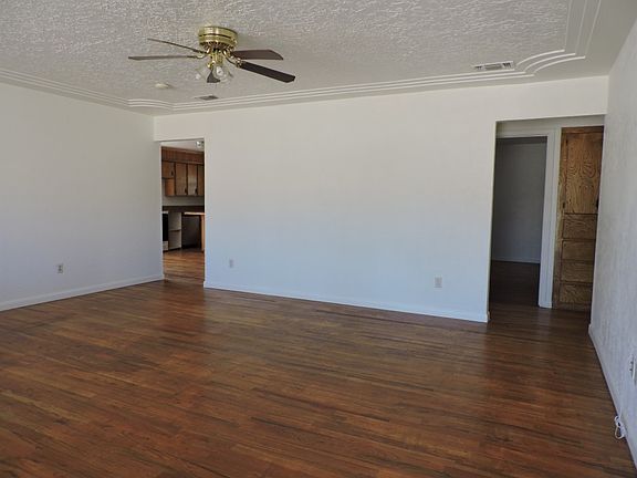 3rd image of 912 E 2nd St