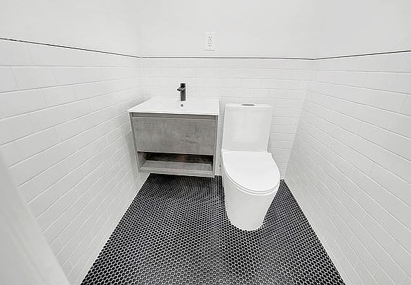 5th image of 1211 Putnam Ave #1F