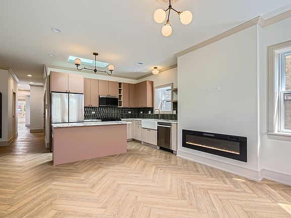 4th image of 2704 W Argyle St APT 1