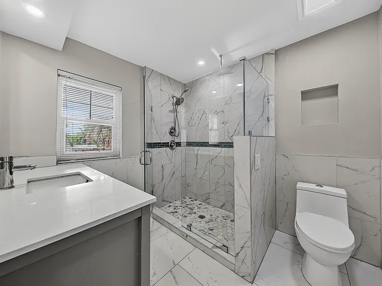 724 Bradley St — Photo 15