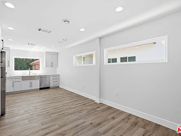 11615 Burbank Blvd — Photo 3