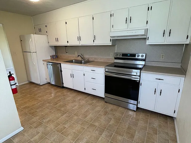 704 Torrey Ln — Photo 3