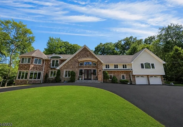 252 Mabel Pl — Photo 2