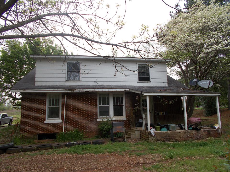 2nd image of 1324 Main St