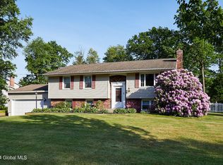 11 Sylvan Ln, Clifton Park, NY 12065