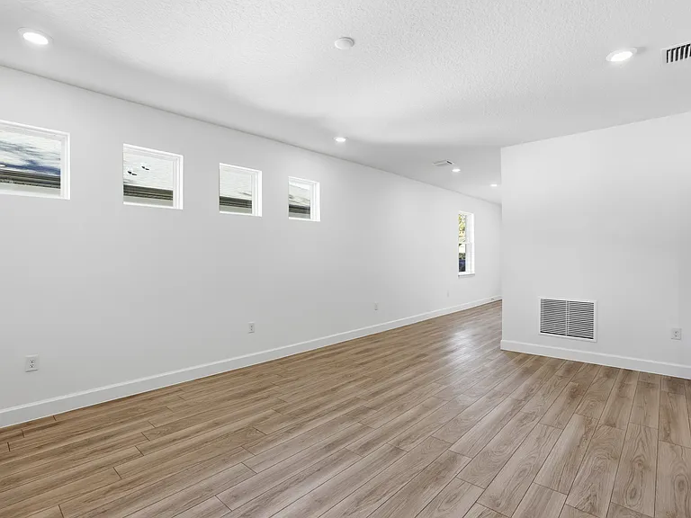 1209 W 15th St — Photo 8