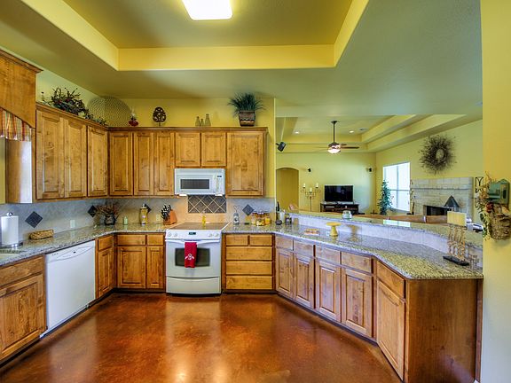4th image of 608 Liveoak Dr