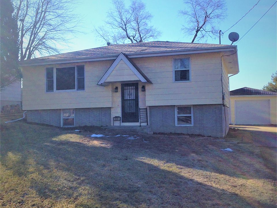1st image of 806 9th Ave W