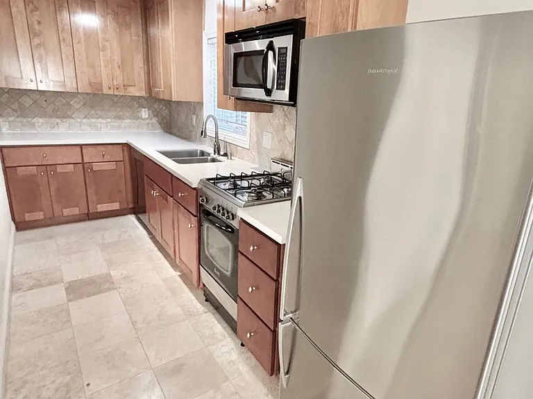 208 Seaview St — Photo 3