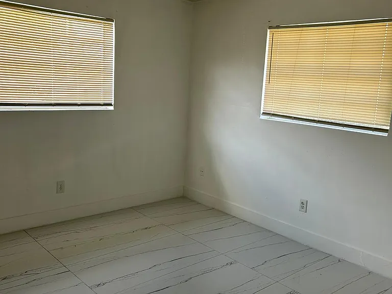 2135 NE 170th St #3 — Photo 5