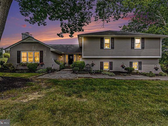 3rd image of 1509 Rolling Rd