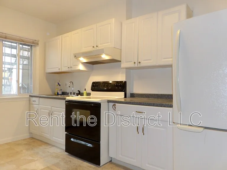 403 M St NE #B — Photo 2
